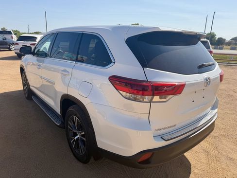 Used 2019 Toyota Highlander LE FWD image 7