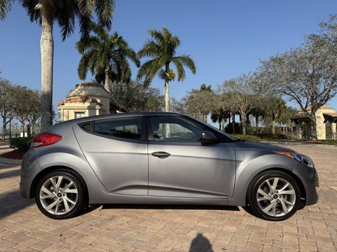 Used 2017 Hyundai Veloster image 3