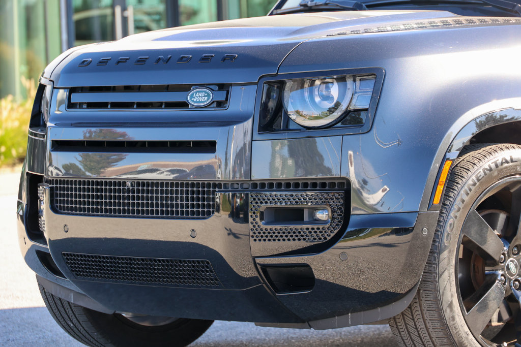 Used 2023 Land Rover Defender 110 V8 AWD/4WD image 7