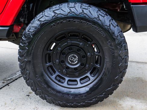 Used 2015 Jeep Wrangler Unlimited Sahara w/ Connectivity Group AWD/4WD image 18