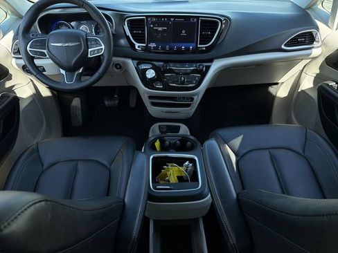 Used 2024 Chrysler Pacifica Touring-L FWD image 17