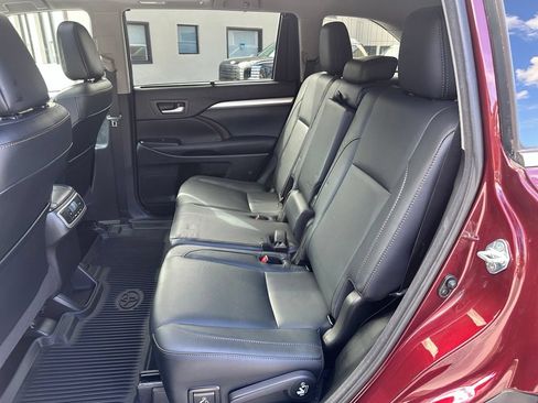 Used 2017 Toyota Highlander XLE AWD/4WD image 11
