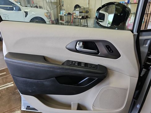 Used 2024 Chrysler Pacifica Touring-L FWD image 27