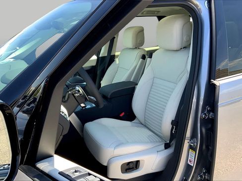 Used 2025 Land Rover Discovery Dynamic SE AWD/4WD image 9