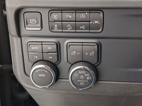 Used 2025 Chevrolet Suburban Z71 image 15