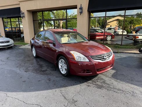 Used 2010 Nissan Altima 3.5 SR FWD image 1