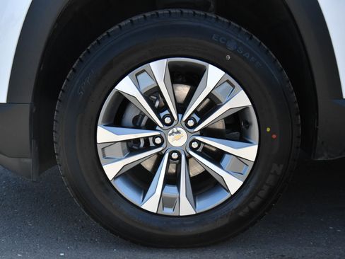 Used 2025 Chevrolet Equinox LT FWD image 12