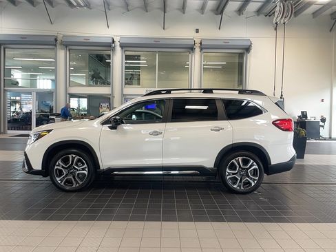 Used 2025 Subaru Ascent Touring AWD/4WD image 3