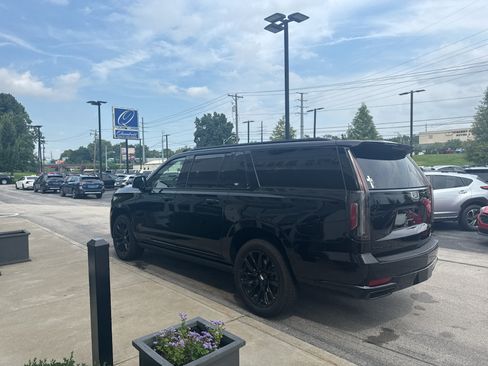 Used 2023 Cadillac Escalade ESV Sport Platinum w/ LPO, ONYX Package AWD/4WD image 5