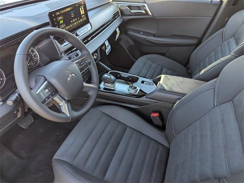 New 2025 Mitsubishi Outlander SE image 10