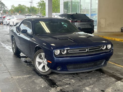 Used 2016 Dodge Challenger SXT RWD image 3
