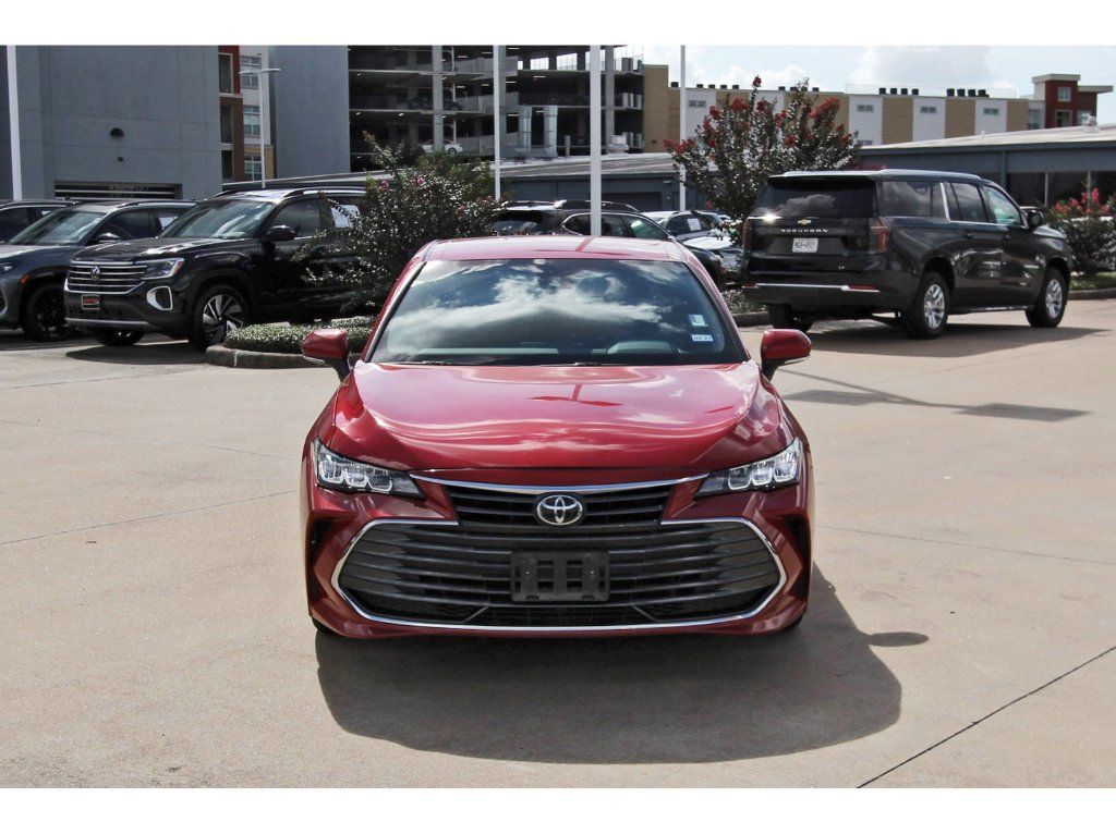 Used 2022 Toyota Avalon XLE FWD image 2
