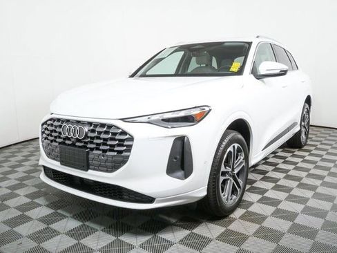 Used 2025 Audi Q5 Premium w/ Convenience Package image 32