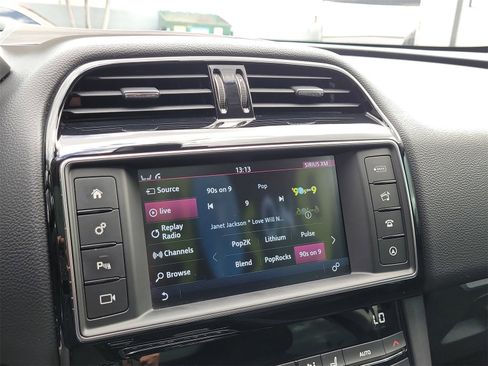 Used 2018 Jaguar F-PACE Prestige image 19