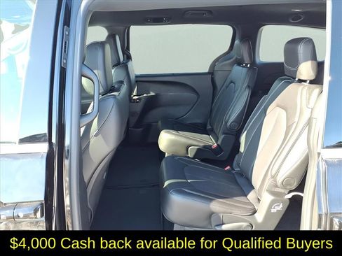 New 2026 Chrysler Pacifica Select image 9