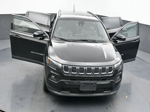 Used 2025 Jeep Compass Latitude image 43