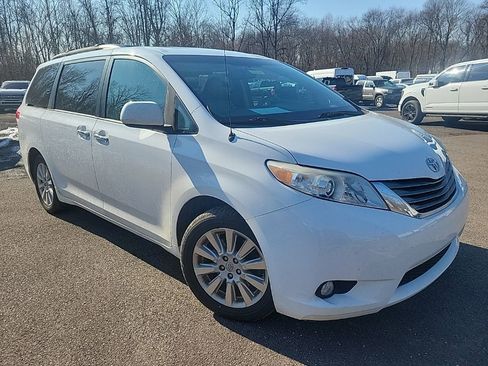 Used 2013 Toyota Sienna XLE w/ Entertainment Pkg image 3