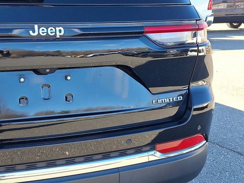 Used 2023 Jeep Grand Cherokee Limited image 16
