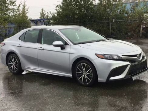 Used 2022 Toyota Camry SE image 2