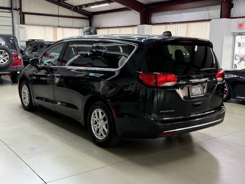 Used 2020 Chrysler Pacifica Touring w/ Advanced Safetytec Group FWD image 4