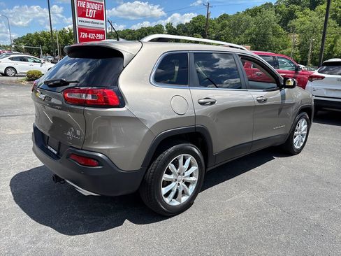 Used 2017 Jeep Cherokee Limited w/ Luxury Group AWD/4WD image 5