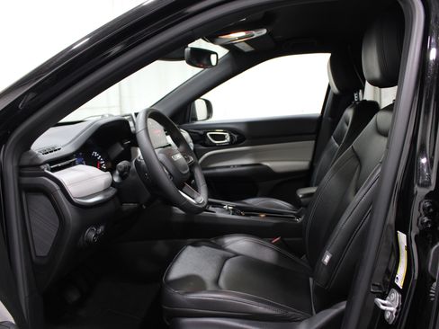 Used 2025 Jeep Compass Limited AWD/4WD image 3