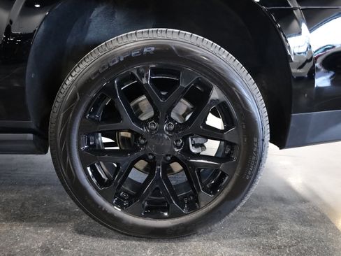 Used 2024 Chevrolet Suburban High Country w/ Advanced Technology Package image 12