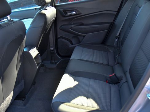 Used 2025 Chevrolet Trax LT w/ LT Convenience Package image 34