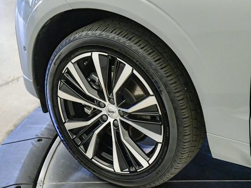 Certified 2025 Volvo XC60 B5 Plus AWD/4WD image 10