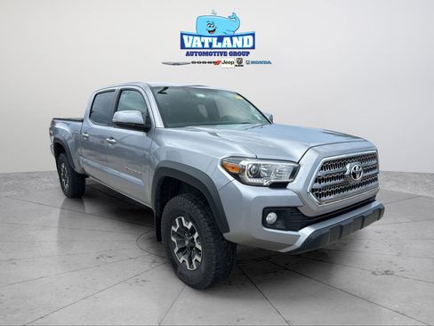 Used 2017 Toyota Tacoma TRD Off-Road w/ Premium & Technology Package AWD/4WD image 7