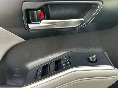 Used 2022 Toyota Highlander XLE image 11