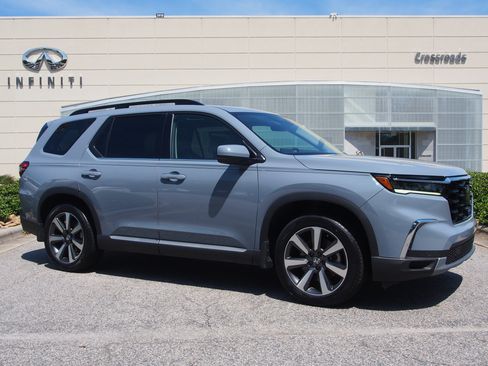 Used 2025 Honda Pilot Touring image 1