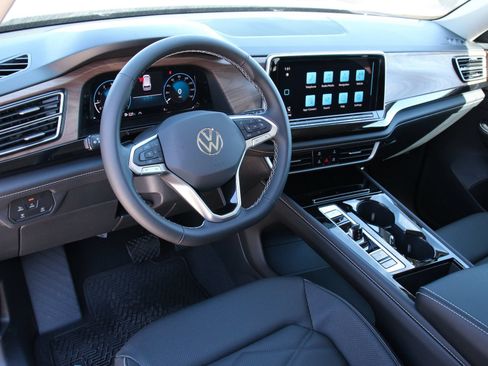 Certified 2026 Volkswagen Atlas SE FWD image 9