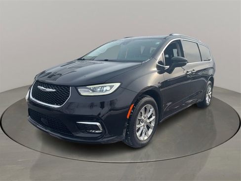 Used 2021 Chrysler Pacifica Touring-L w/ Uconnect Theater Family Group image 3