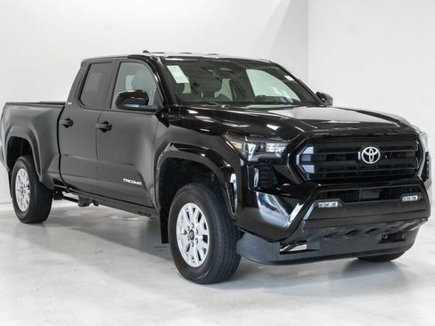 Used 2024 Toyota Tacoma SR5 AWD/4WD image 6