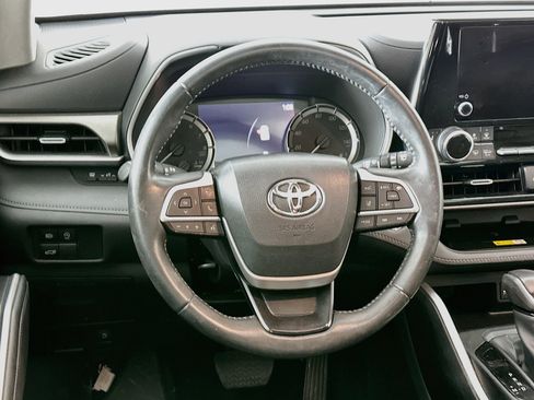 Used 2023 Toyota Highlander XLE FWD image 18