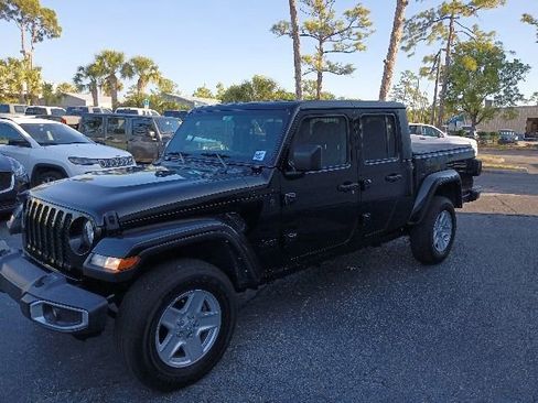 Certified 2022 Jeep Gladiator Sport AWD/4WD image 2