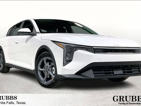 New 2025 Kia K4 LXS image 1