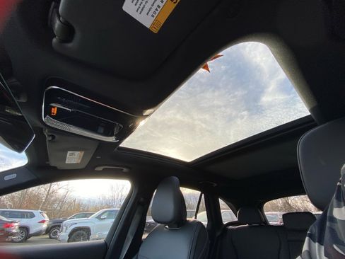 Used 2025 Mercedes-Benz GLC 300 4MATIC image 21