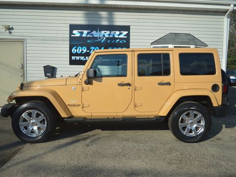 Used 2013 Jeep Wrangler Unlimited Sahara w/ Connectivity Group image 2