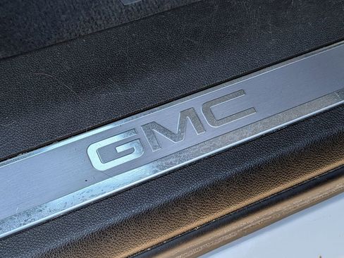 Used 2023 GMC Yukon SLT w/ SLT Premium Package AWD/4WD image 21