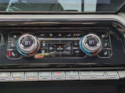 Used 2025 GMC Sierra 2500 AT4 image 24