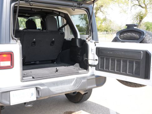 Used 2025 Jeep Wrangler Sport S image 23