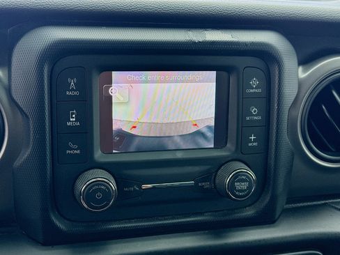 Used 2021 Jeep Gladiator Sport image 10