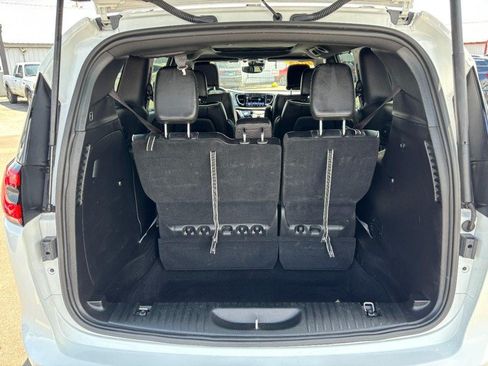 Used 2025 Chrysler Pacifica Limited FWD image 6