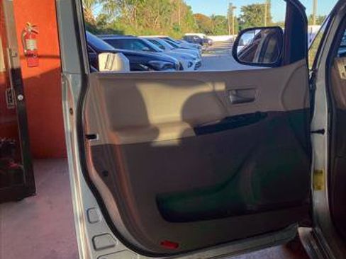 Used 2015 Toyota Sienna LE image 16