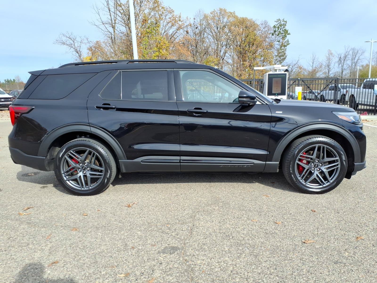 Used 2025 Ford Explorer ST-Line w/ ST-Line Street Pack AWD/4WD image 9