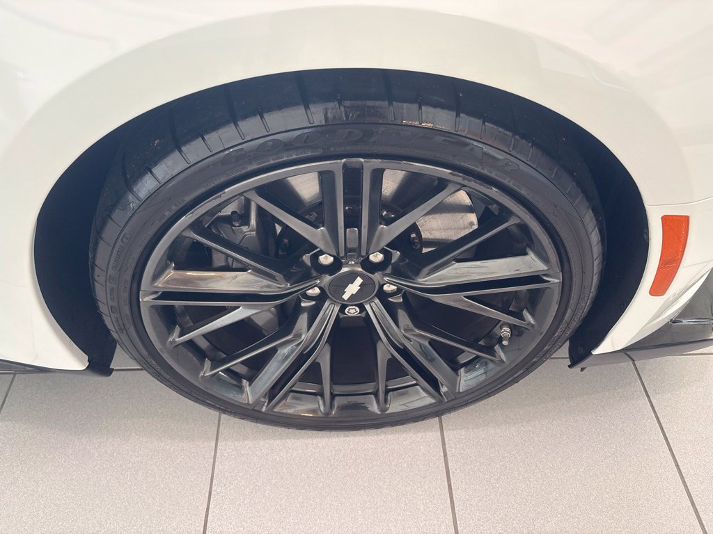 Used 2018 Chevrolet Camaro ZL1 RWD image 4