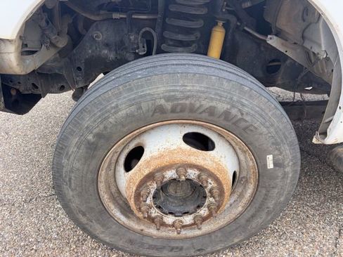 Used 2012 Ford F550 4x4 Crew Cab Super Duty w/ Payload Upgrade Pkg image 4