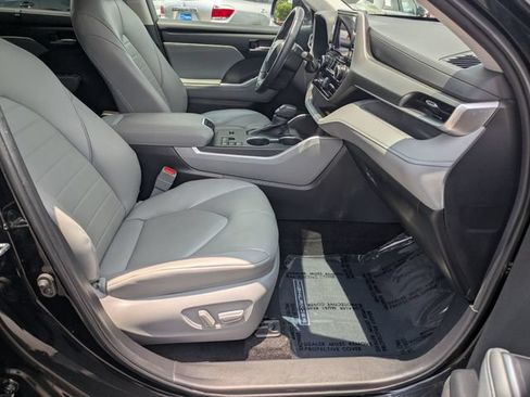 Used 2024 Toyota Highlander XLE FWD image 29